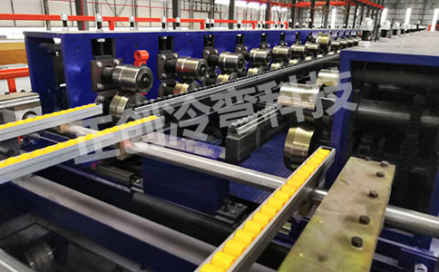 半自動PU發(fā)泡板成型機設備