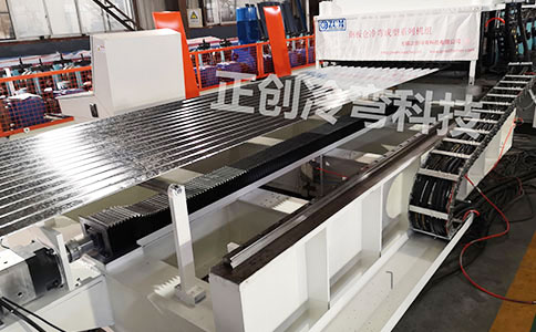 江蘇車廂板成型機所具備的特點